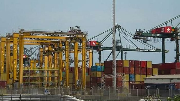 640px-Déplacement_de_containers_au_port