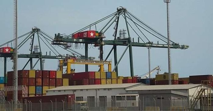 640px-Déplacement_de_containers_maritimes