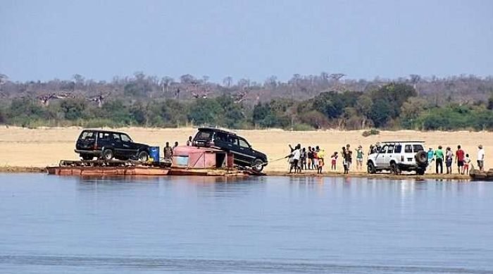 Voitures_ayant_traversé_le_fleuve_Mangoky_à_Madagascar Voitures_ayant_traversé_le_fleuve_Mangoky_à_Madagascar