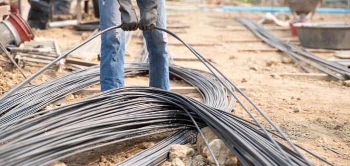 A group of steel rod tight by chain and lift up at construction site